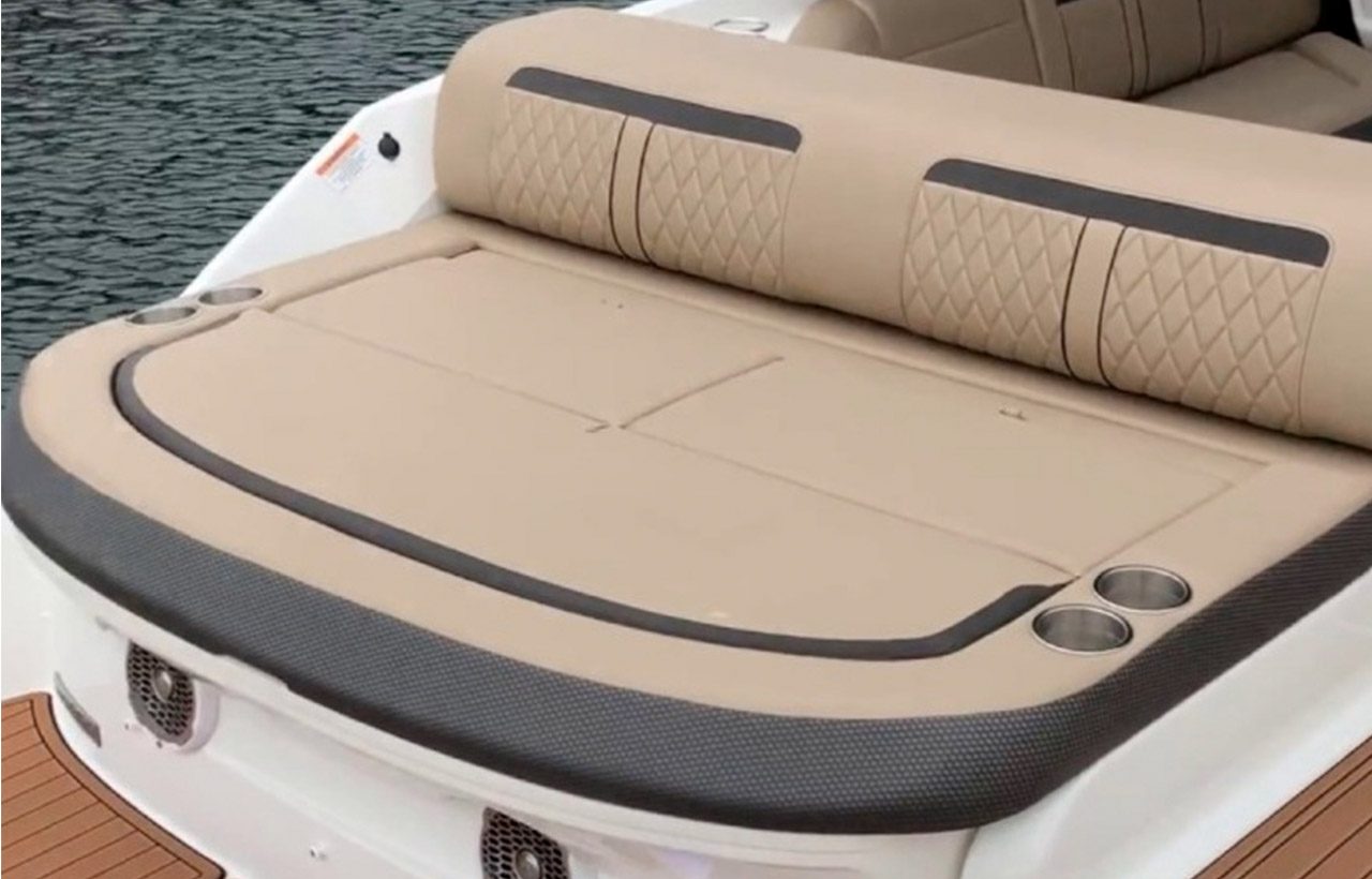 Sea Ray 27 stern seating detail