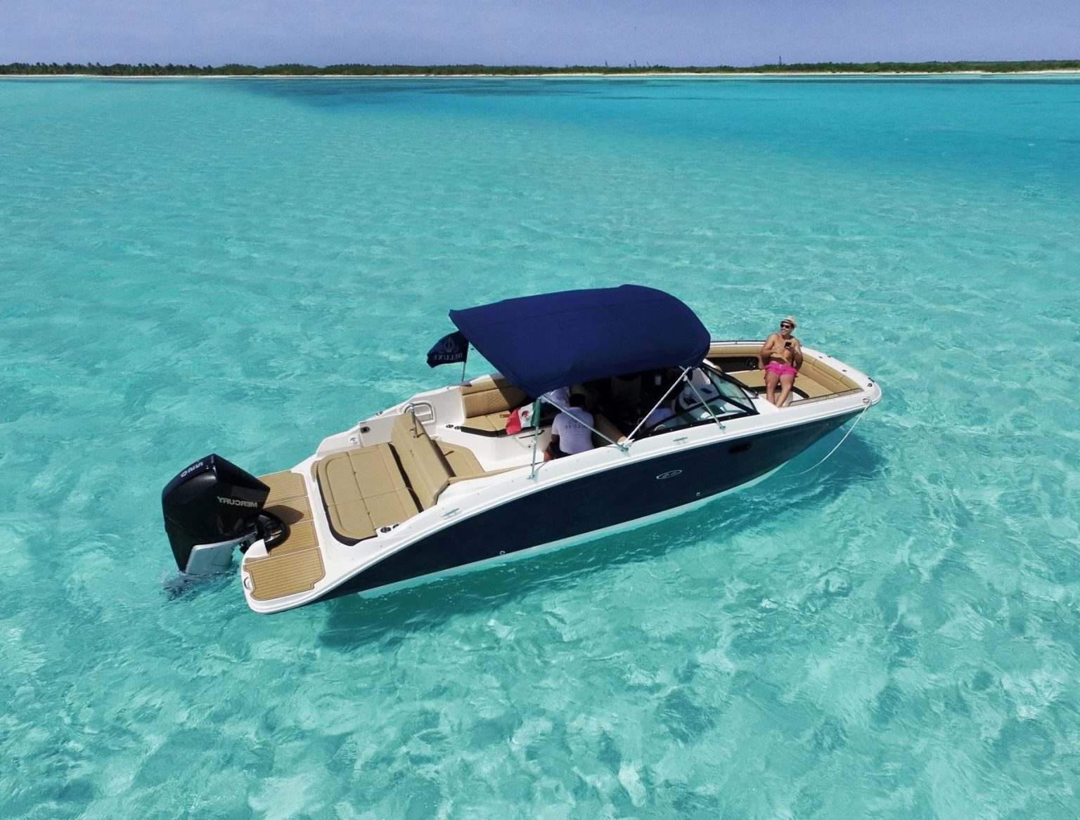 Renta privada de la Sea Ray 27 Luxury en Cozumel con clientes a bordo
