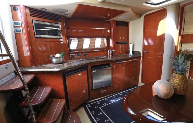 Sea Ray 40 Mint cabin galley